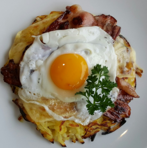 Klassische Schweizer Küche: Rösti mit Speck und Ei
